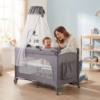 سرير أطفال متنقل دورين (Baby Travel Cot) قابل للطي مع ناموسية، فتحة جانبية بسوستة، ألعاب معلقة، وعجلات بفرامل – محبس للأطفال (kdd7)-light grey